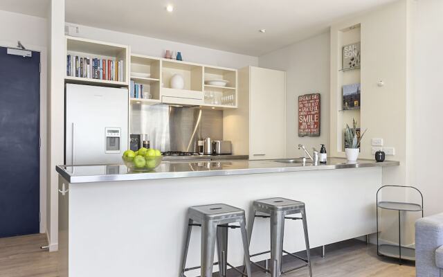 Bright and Spacious Viaduct Living with free carpark by Urban Butler