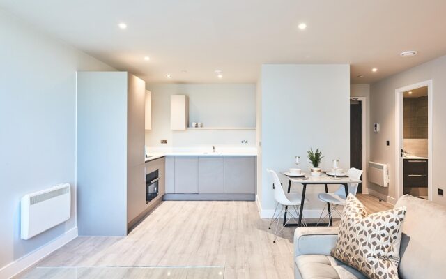 Seven Living Bracknell - Free Parking on Site