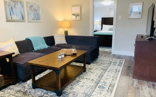 Inviting Bungalow Next to UNC - Free cruiser bikes!