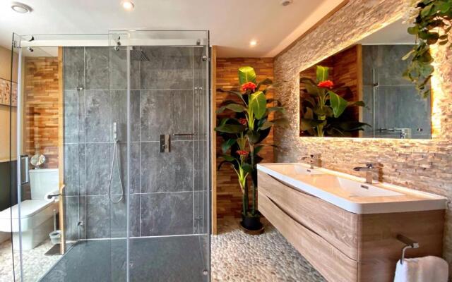Hambrook House Canterbury - NEW luxury guest house with spa tub