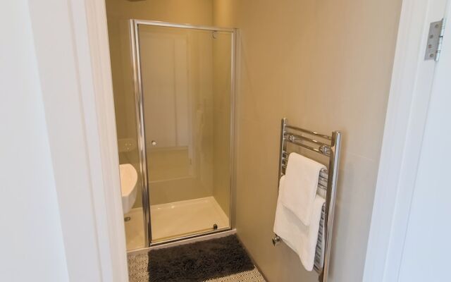 Captivating 1-bed Apartment in Slough With Kingbed