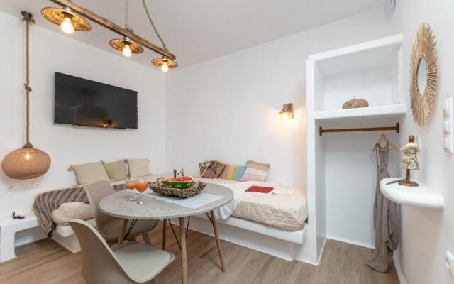 White Luxurious Apartment IΙI