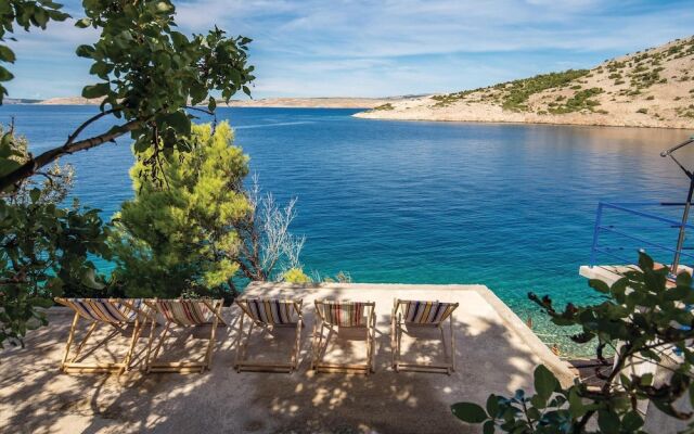 Beautiful apartment in Jablanac w/ 2 Bedrooms