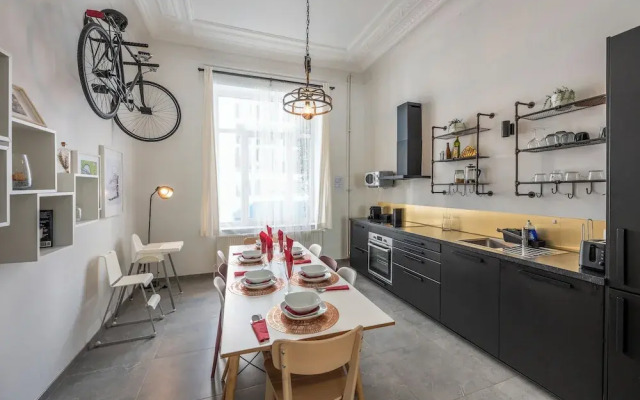 Stylish 3 Bd 3 Bath Duplex In Brussels