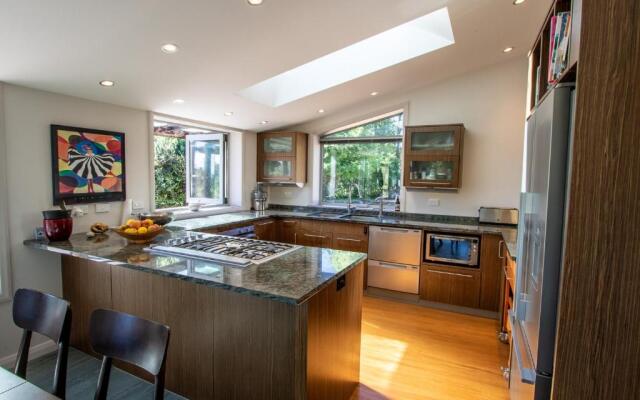 Golden Paradise - Rangihaeata Holiday Home
