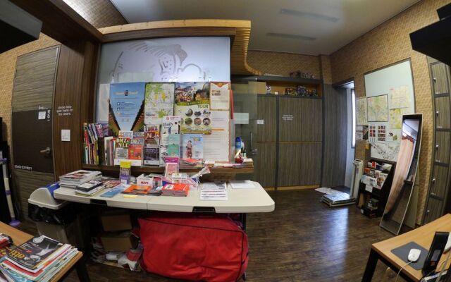 HI Guest House - Hostel