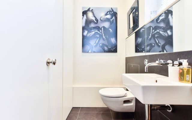 Elegant 3 bed apt With Rooftop Terrace in Pimlico