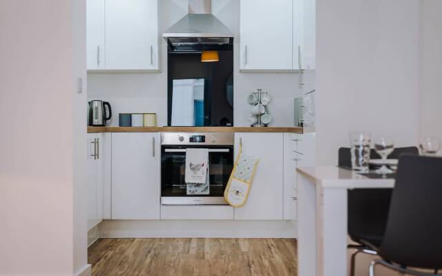 Contemporary 1 Bed Apartment Media City