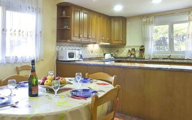 Villa - 8 Bedrooms with Pool and WiFi - 106437