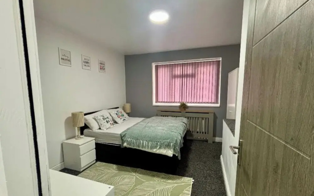 1 Room Ensuite Flat - Sleeps 2 With Sky Full Fibre