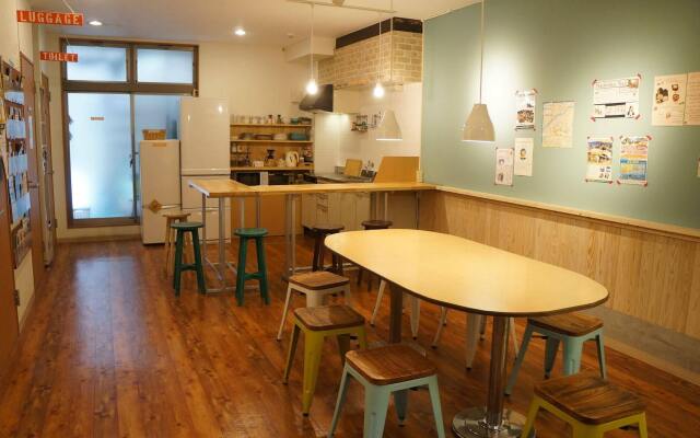 J-Hoppers Osaka Guesthouse
