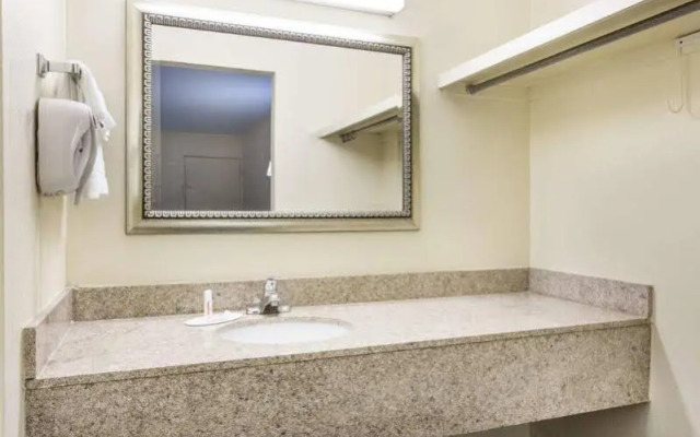 Super 8 Motel - Forsyth