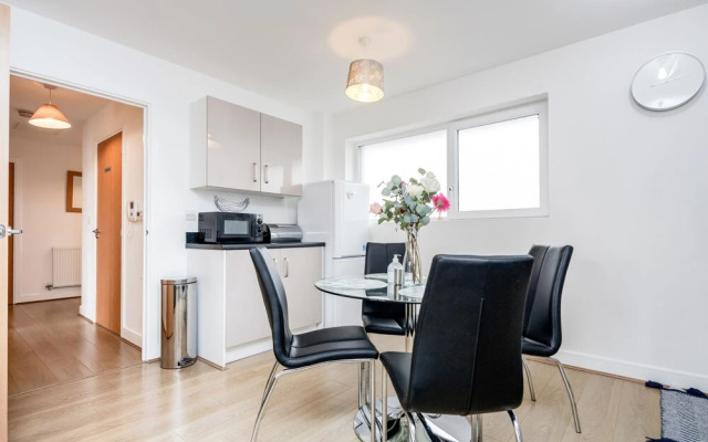 Impeccable 2-bed Apartment in Romford