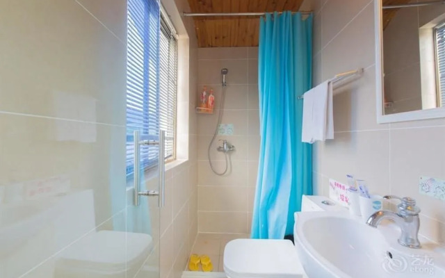 Lingyin Ferry Youth Hostel