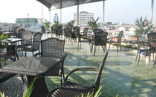 Rose Hotel