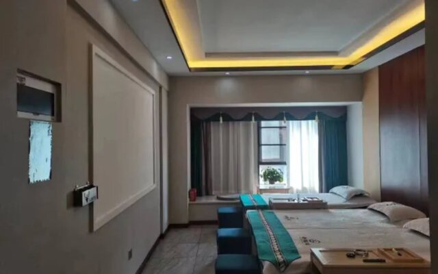 Vienna Hotel (Kunming Municipal Government Chunrong Street Subway Station)