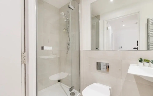 Modern 2BR 2BA with Balcony by Soho