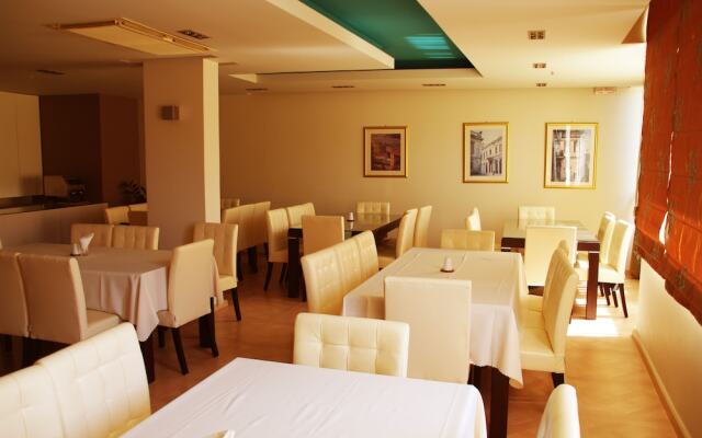 Saronis Hotel