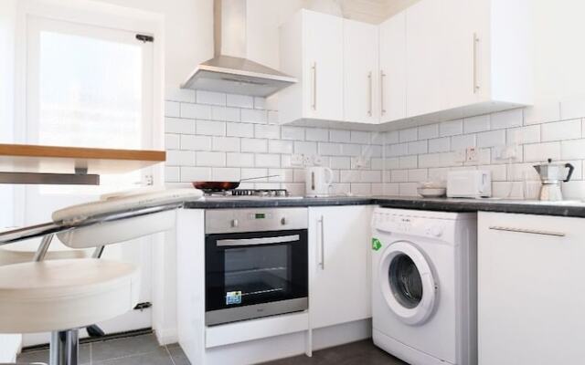 Beautiful, Bright and Spacious Flat for 4