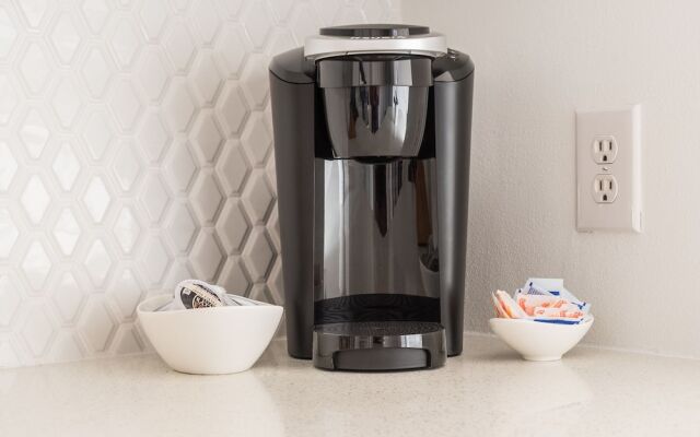 1 BR Uptown Apt close to shopping by Frontdesk