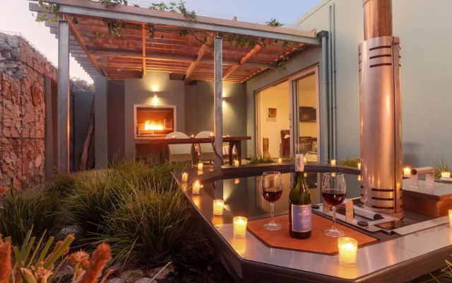17 Marine Hermanus, Apartment 103 with private Hot Tub