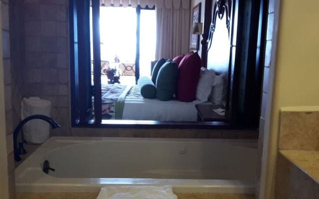 Unique Master 1 Bedroom Suite 1 King