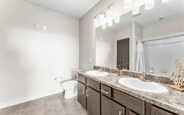 Prime Soco 2BR King Suite w Gympickleballlaundry
