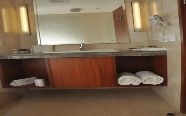 The Hans Hotel New Delhi