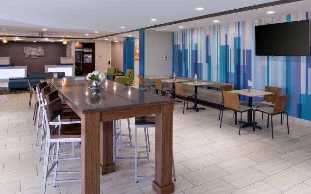 Holiday Inn Express & Suites Lexington Midtown - I-75, an IHG Hotel