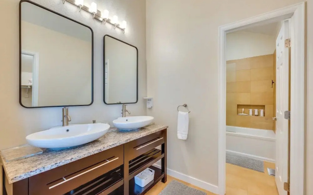 13 Mi to Dtwn Denver: Arvada Townhome w/ Deck