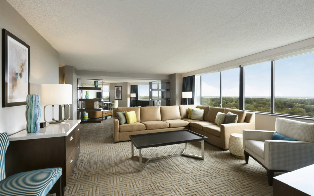 Hilton East Brunswick Hotel & Executive Meeting Center