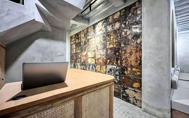 Rattanhaus R Signature