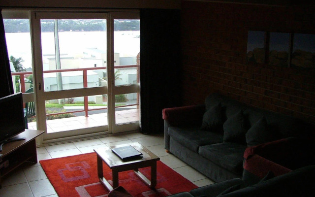 Pacific Heights Holiday Apartments and Munn’s Tower House