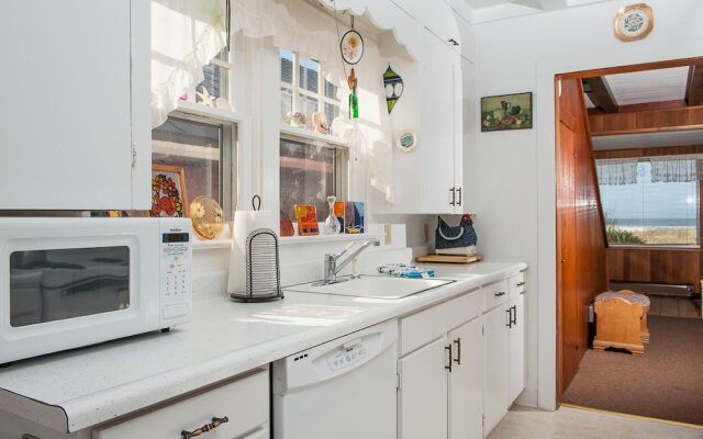 The Hamptons 2 Br cottage by RedAwning