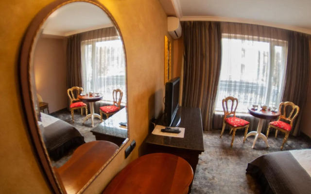 Meg Lozenetz Hotel