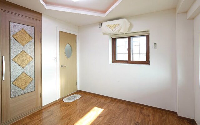 Yeosu Tirol Pension