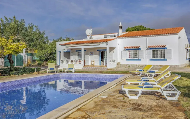 Muxima in Quelfes With 3 Bedrooms and 2 Bathrooms
