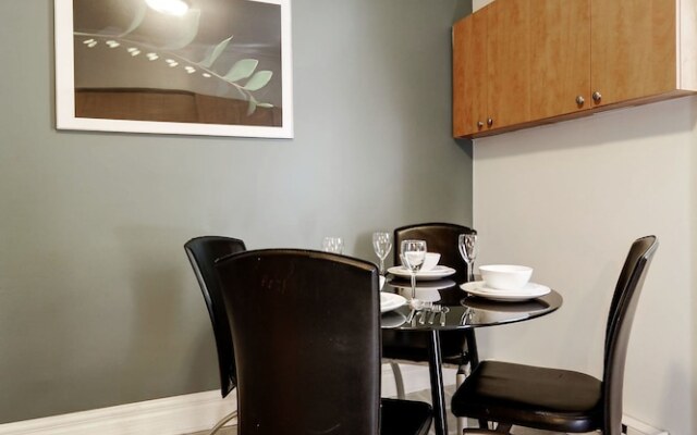 Large three bedroom next to the Bell Center by Hometrotting