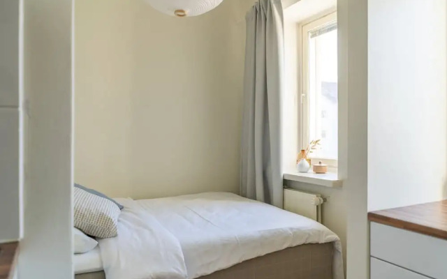 2 Bedroom apartment Steps from the Metro