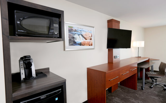 Holiday Inn & Suites Sioux Falls - Airport, an IHG Hotel