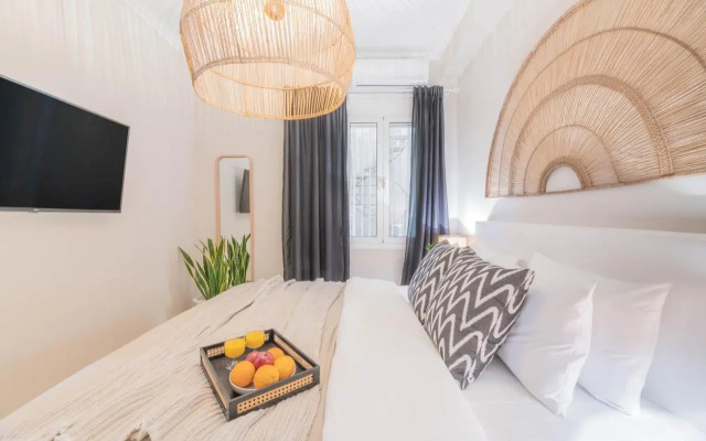 Minimal Retreat w/ Watercoloured Sunset View