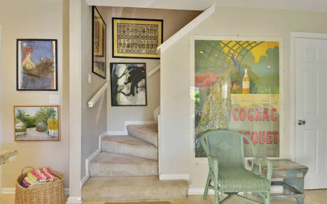Artist Garden by Avantstay Great Location w/ Balcony, Outdoor Dining, Shared Pool & Bbq! Week Long Stays