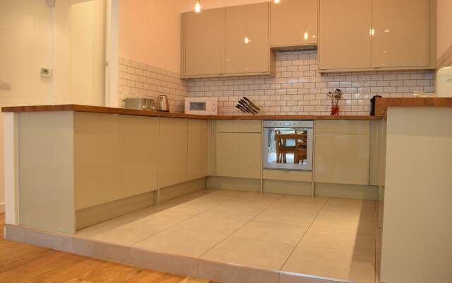 Spacious 2 Bedroom Apartment in South London