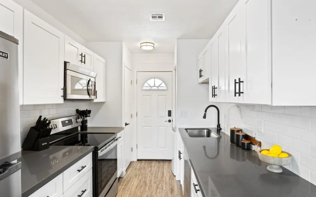 Colt-in Old Town-walk To Entertainment District