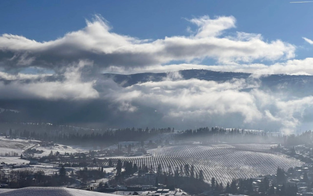 Kelowna new lake view 2bedroom suite close BIG WHITE