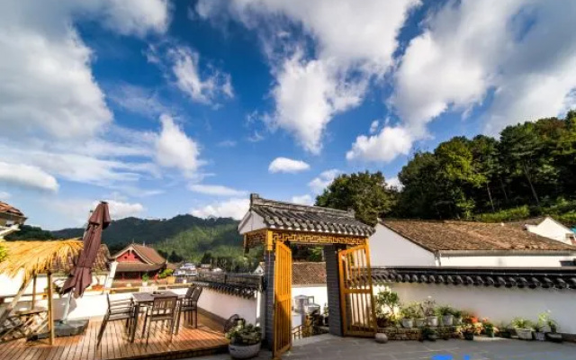 Jiuhuashan Jiushe Zizai Courtyard Homestay (On the Jiuhua Mountain Roushen Baodian) – Outside – Chizhou