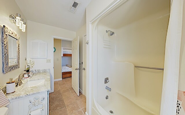 New Listing! Oceanfront W/ Balcony & Pool 1 Bedroom Condo