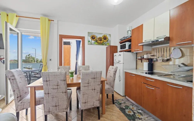 Mery's Sunny Pool Apartment