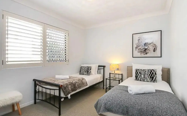 Classy 3 Bedroom Apartment by the Beach