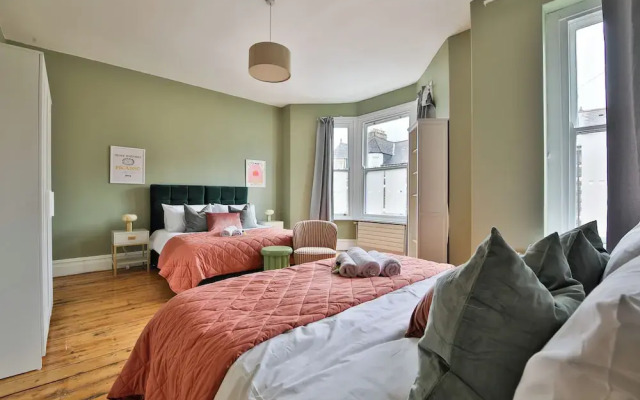 4 Bed House with Pool Table & Parking